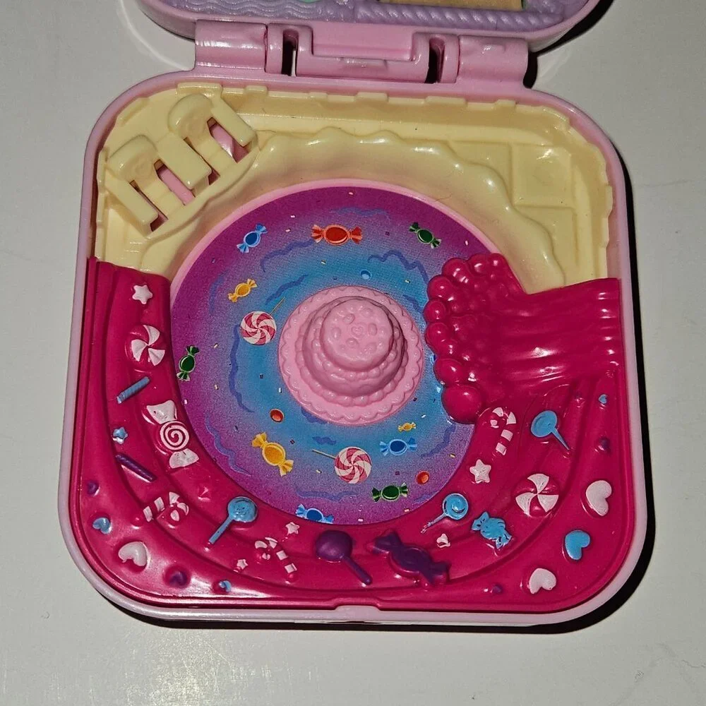 Polly Pocket Hidden Hideouts Candy Adventure Compact Gingerbread Man 2018 READ